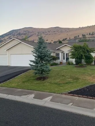 Buy this 3 bed house on 885 Rosemont Court in Klamath Falls, OR 97603