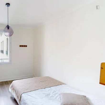 Rent this 5 bed room on 8 Rue de la Crèche in 75017 Paris, France