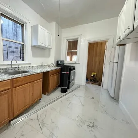 Image 2 - 2110 Chatterton Avenue, New York, NY 10472, USA - House for rent