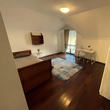 Rent this 5 bed room on Paula Imobiliária in Rua Guerra Junqueiro, 2870-333 Montijo