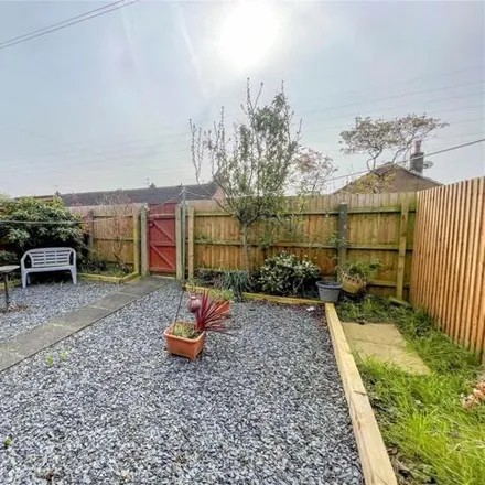 Image 9 - Edale Close, Bromborough, CH62 8ET, United Kingdom - Townhouse for sale