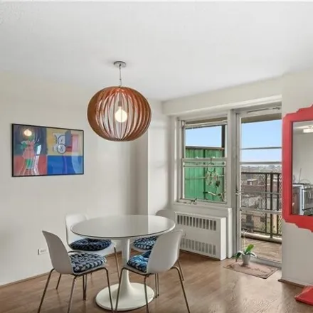 Image 6 - 2522 Olinville Avenue, New York, NY 10467, USA - Apartment for sale