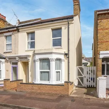 Buy this 4 bed duplex on Gordon Road in Southend-on-Sea, SS1 1NG