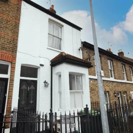 Rent this 2 bed townhouse on Princes Road in Buckhurst Hill, IG9 5DX