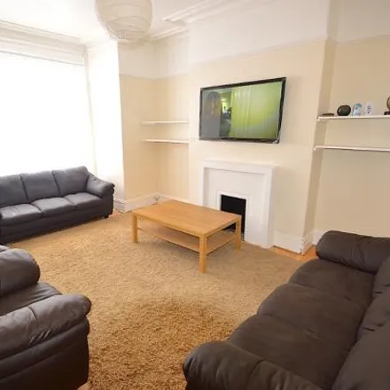 Rent this 8 bed townhouse on Brudenell Avenue in Leeds, LS6 1HU