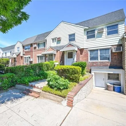 Image 2 - 198-35 30 Ave, Flushing, New York, 11358 - House for sale