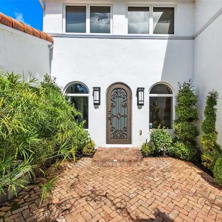 Image 2 - 5562 Pine Tree Drive, Miami Beach, FL 33140, USA - House for sale