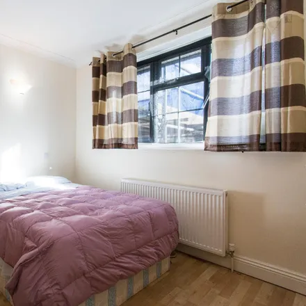 Rent this 5 bed room on 231 Westway in London, W12 0SB