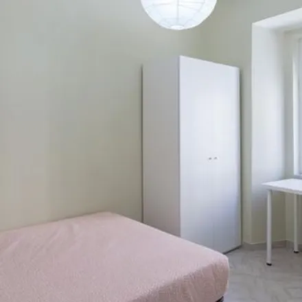 Rent this 5 bed room on Rua Sabino de Sousa