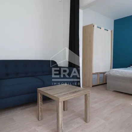 Rent this 2 bed apartment on 3B Rue Hippolyte Bottier in 60200 Compiègne, France