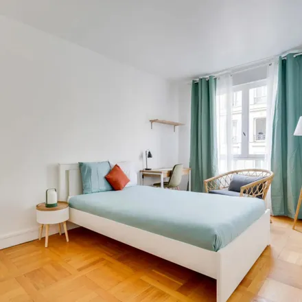 Image 2 - 19 Rue Mesnil, 75116 Paris, France - Room for rent