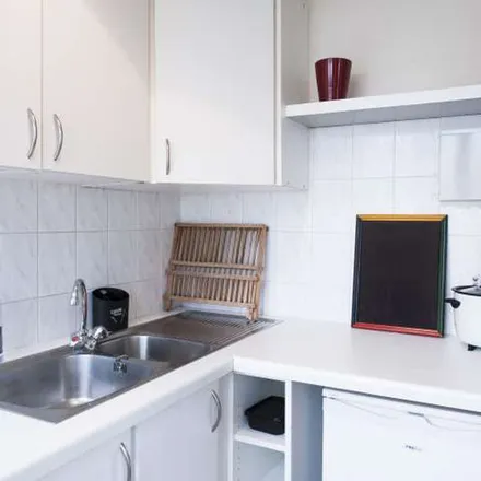 Rent this 1 bed apartment on Centre Scolaire Eperonniers-Mercelis in Rue Mercelis - Mercelisstraat, 1050 Ixelles - Elsene