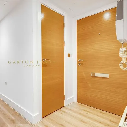 Image 5 - Howard Building, 368 Queenstown Road, London, SW11 8PP, United Kingdom - Apartment for rent