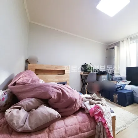 Rent this 3 bed apartment on 서울특별시 송파구 잠실동 317-16