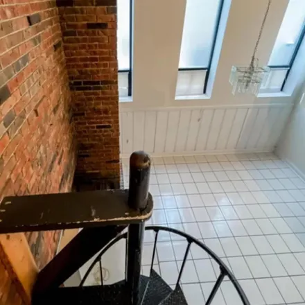 Rent this 1 bed apartment on 871 West Lill Avenue in Chicago, IL 60614