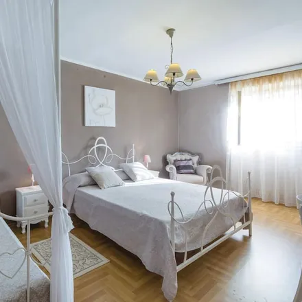 Rent this 5 bed duplex on 52216 Galižana