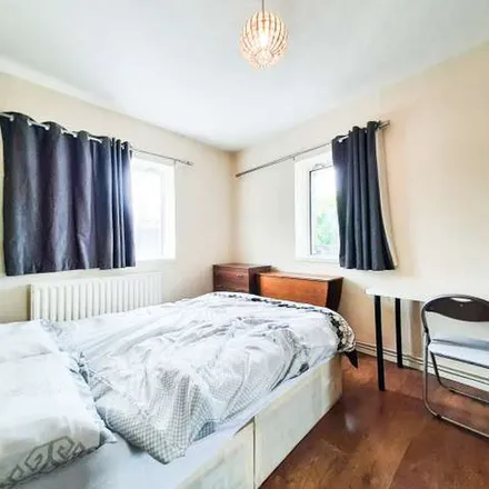 Image 2 - Brinsley House, Tarling Street, St. George in the East, London, E1 0AD, United Kingdom - Apartment for rent