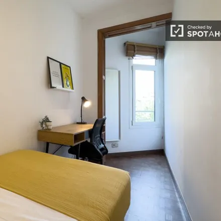 Rent this 6 bed room on cocö in Carrer de Roger de Llúria, 08001 Barcelona