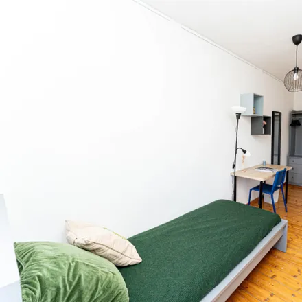 Rent this 4 bed room on Heinrich-Roller-Straße 11 in 10405 Berlin, Germany
