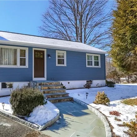 Buy this 3 bed house on 424 Bennetts Farm Road in Ridgefield, CT 06877