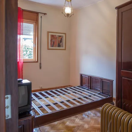 Rent this 3 bed room on Colégio Luso-Francês in Rua Doutor Carlos Ramos, 4249-004 Porto