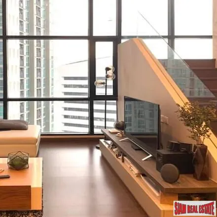 Rent this 3 bed apartment on Stock Exchange Tower (SET) in ซอยรัชดาภิเษก 3 แยก 4-2, Din Daeng District