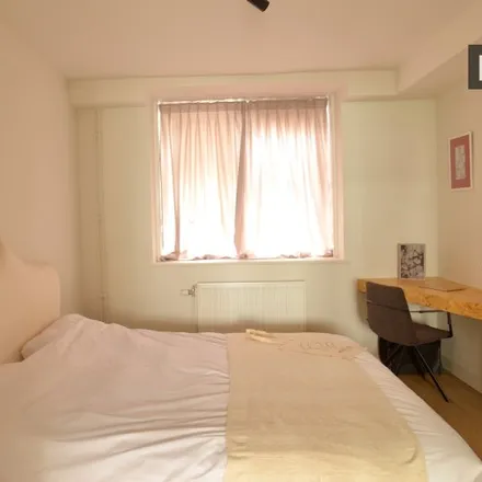 Rent this 6 bed room on Athénée Fernand Blum (Roodebeek) in Avenue de Roodebeek - Roodebeeklaan 59, 1030 Schaerbeek - Schaarbeek