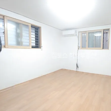 Rent this studio apartment on 서울특별시 강남구 신사동 556-21