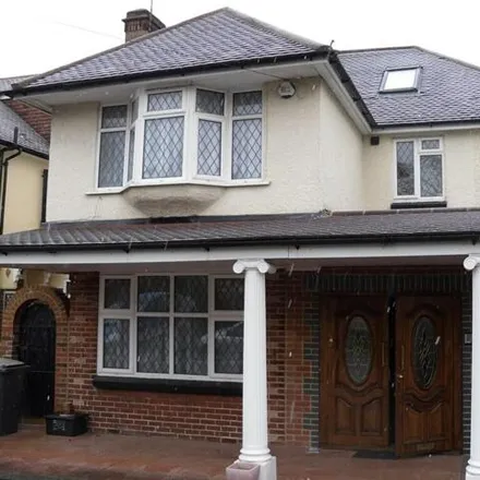 Rent this 6 bed house on 15 Southway in London, N20 8EB