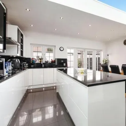Image 3 - Westrow Drive, London, IG11 9BN, United Kingdom - Townhouse for sale