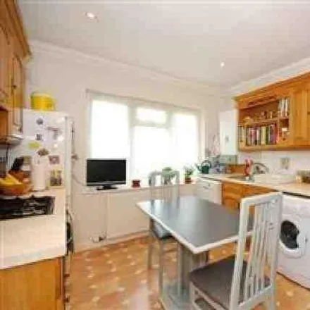 Image 3 - Taylors Mead, London, NW7 4AR, United Kingdom - Room for rent