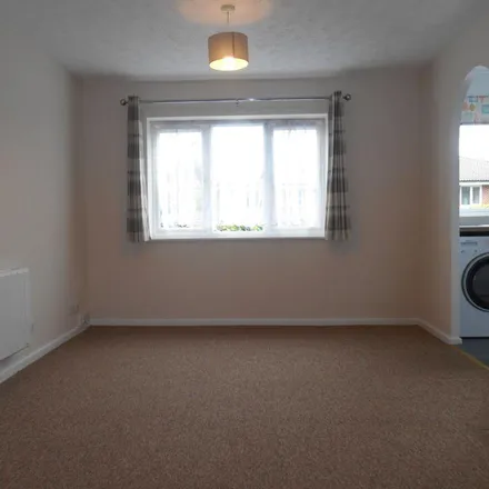 Image 3 - 85 King George's Avenue, Holywell, WD18 7QE, United Kingdom - Apartment for rent