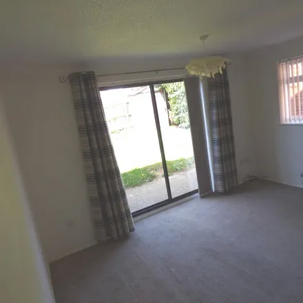 Image 3 - Felton Close, Luton, LU2 9TD, United Kingdom - Townhouse for rent