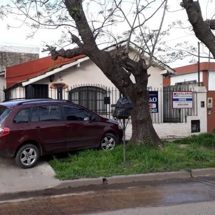 Buy this 2 bed house on Avenida General San Martín 1214 in Adrogué, Argentina