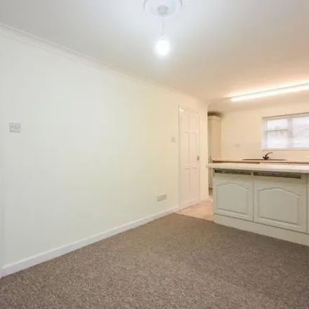 Image 9 - Southend Arterial Road, North Benfleet, SS12 9JD, United Kingdom - Apartment for rent