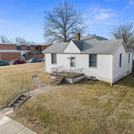Buy this 2 bed house on 409 South 13th Street in Belleville, IL 62220