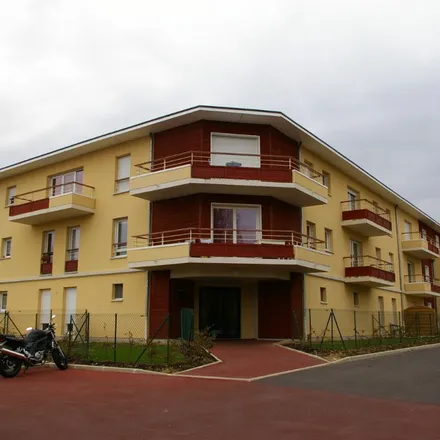Rent this 3 bed apartment on 2 Place du Général de Gaulle in 27000 Évreux, France