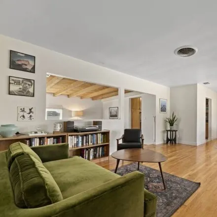 Image 6 - 19016 Bessemer Street, Los Angeles, CA 91335, USA - House for sale