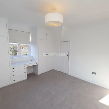 Rent this 3 bed duplex on Midholm in London, NW11 6LL