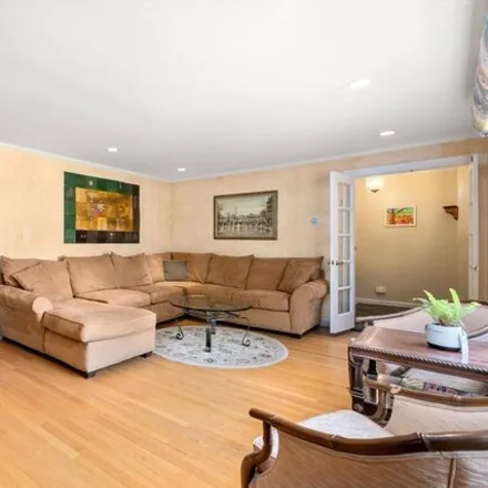 Image 4 - 22 Priscilla Circle, Wellesley, MA 02457, USA - House for sale