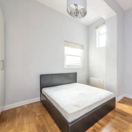 Rent this studio apartment on 9 Woodchurch Road in London, NW6 2NE