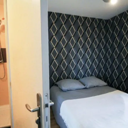 Rent this 4 bed apartment on 22 Avenue Francis de Pressensé in 69200 Vénissieux, France