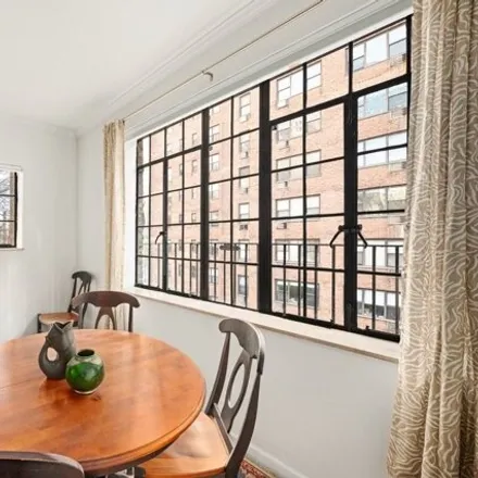 Image 3 - 333 East 41st Street, New York, NY 10017, USA - Apartment for sale