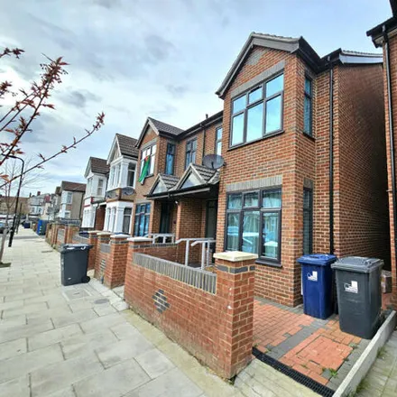 Image 2 - St Anselm's Catholic Primary School, The Green, London, UB2 4DH, United Kingdom - Duplex for sale