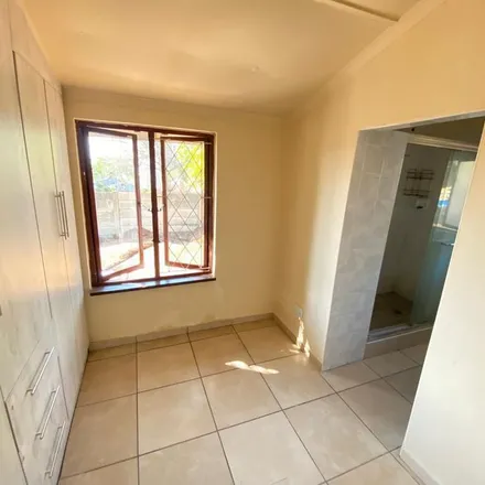 Image 7 - Hudd Road, Athlone Park, Umbogintwini, South Africa - Apartment for rent