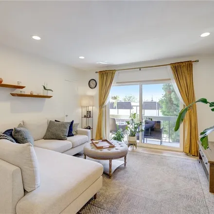 Image 4 - 5051 Coldwater Canyon Avenue, Los Angeles, CA 91423, USA - Condo for sale