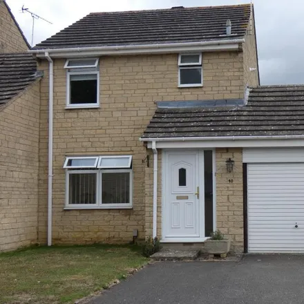 Rent this 3 bed duplex on Kingsfield Crescent in Witney, OX28 2JB