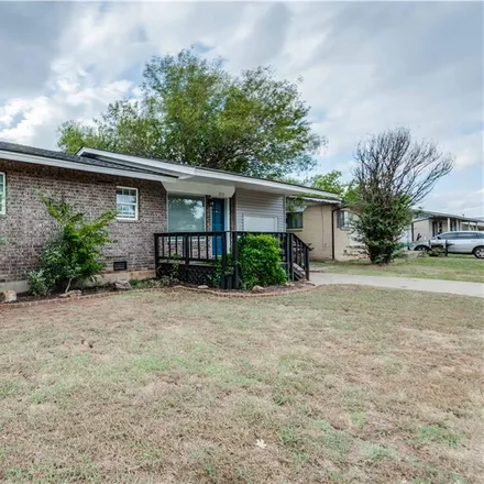 Image 2 - 2213 Queensbury Road, Moore, OK 73160, USA - House for sale