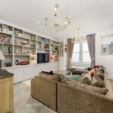 Rent this 7 bed apartment on Ringmer Avenue in London, SW6 5LW