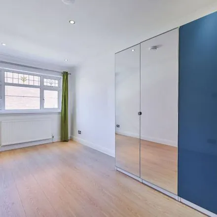 Rent this 4 bed townhouse on Cumming Street in London, N1 9NZ